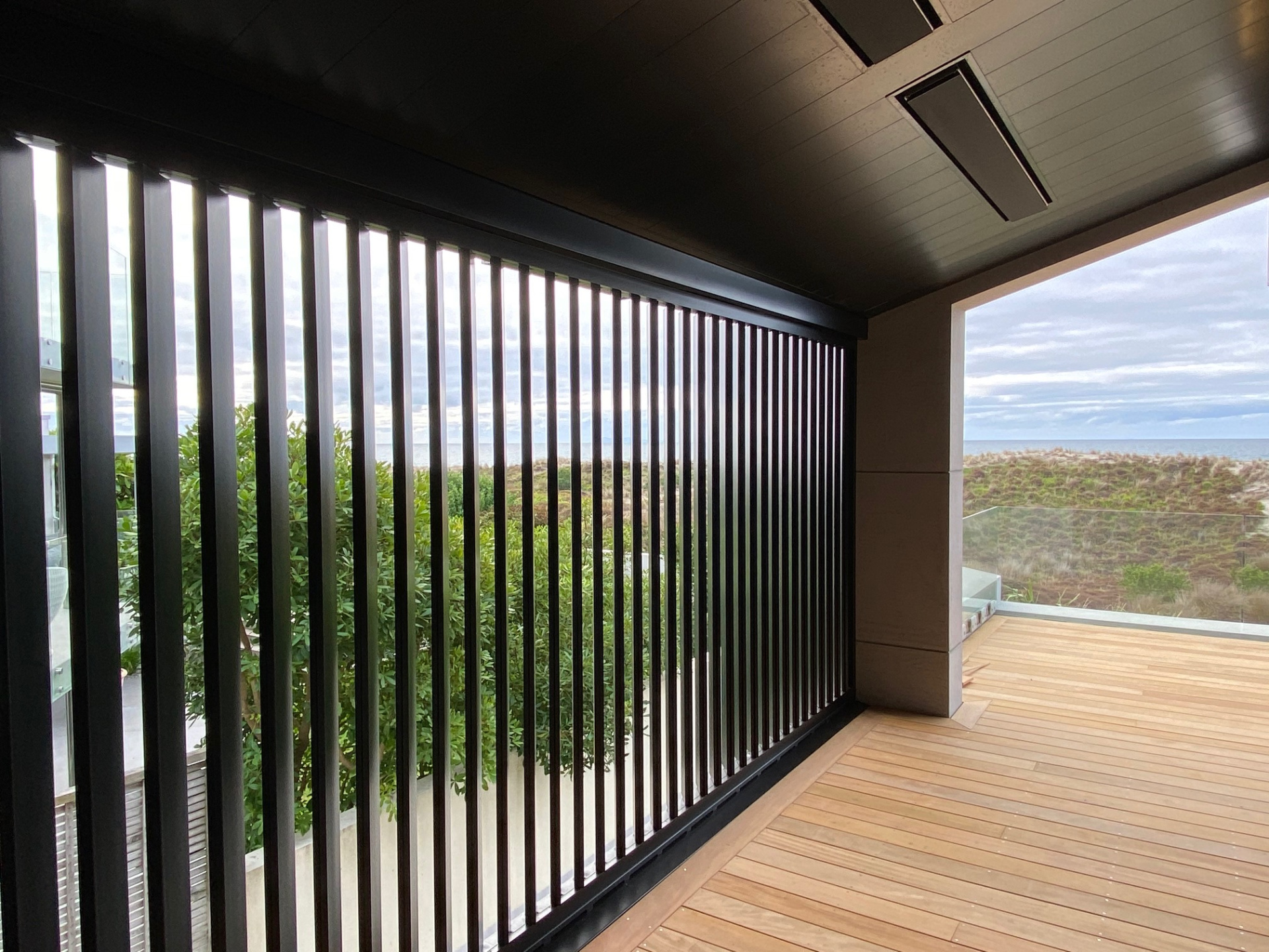 Hi-Span Operable Louvre Balustrade Infills (Spiral Pivot)