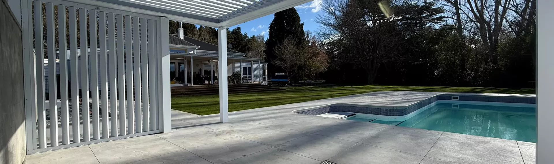 Motorised 200/35 Slimline Opening Roof with hi span louvre panel