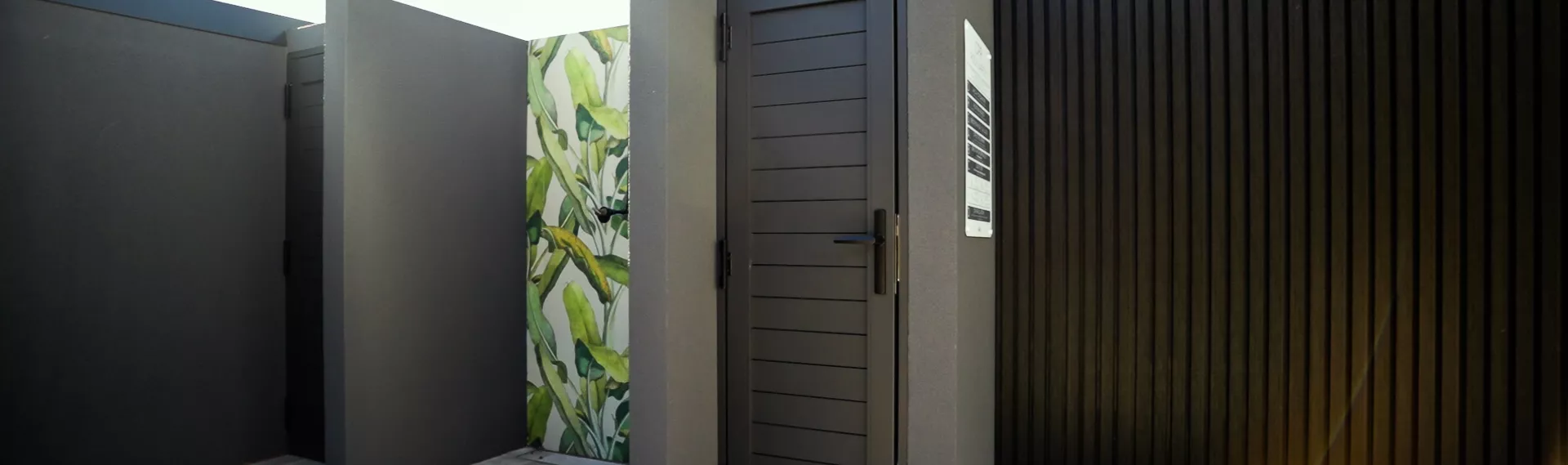Hinged Gate featuring 95 Bella Vista Adjustable Louvres (Kiss Pivot System)