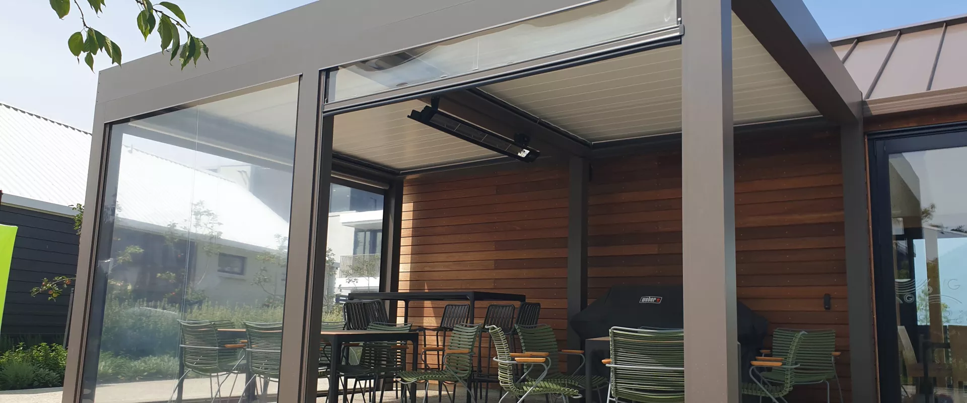 Red Beach MetLife Care Outdoor Room