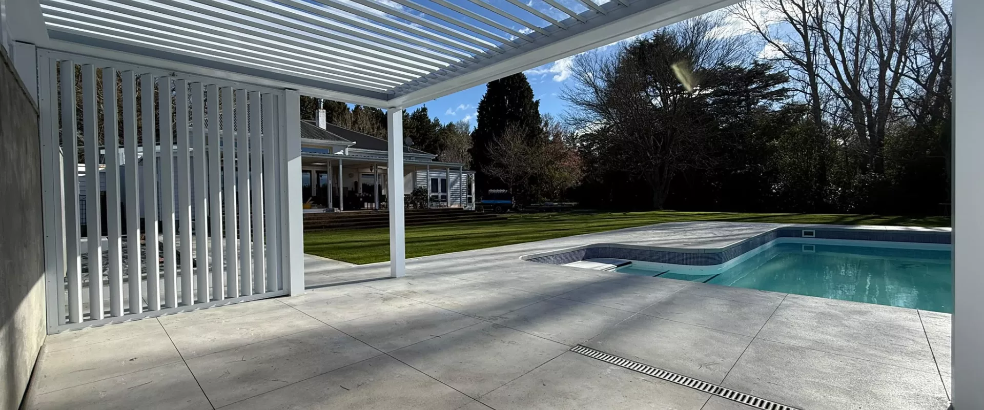 Motorised 200/35 Slimline Opening Roof with hi span louvre panel