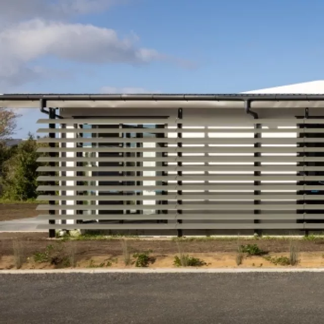 Bracket fixed louvres