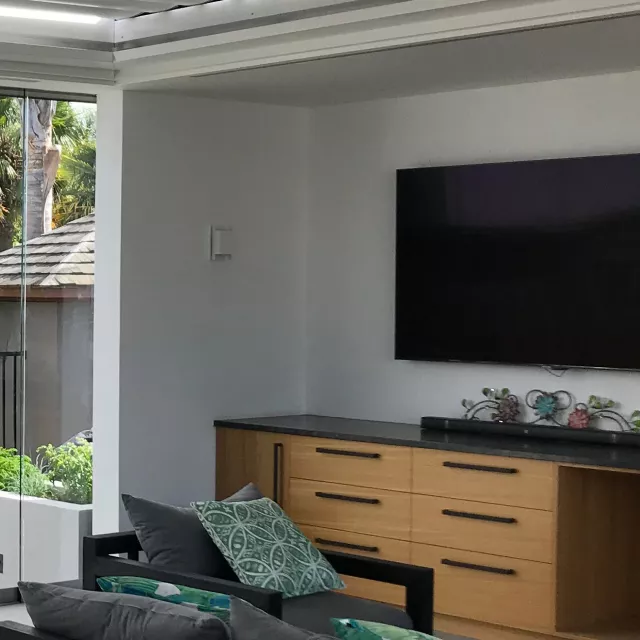 Full height fixed glass panel